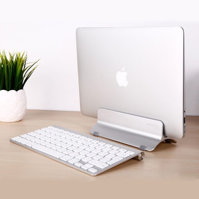 Aluminium holder for Macbook